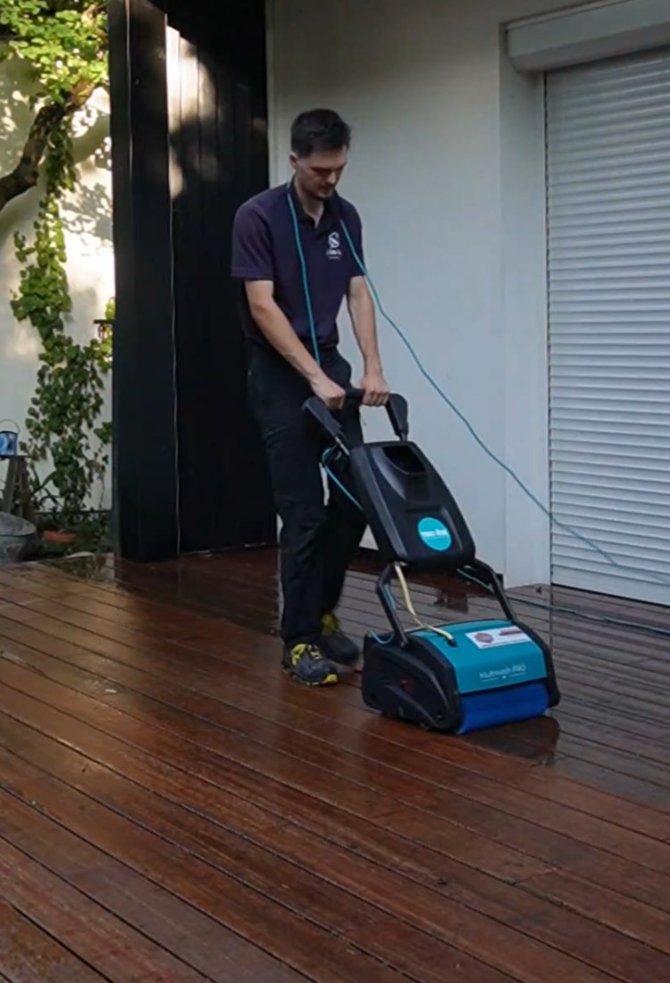 La Multiwash 340 Pro en action sur une terrasse en bois exotique