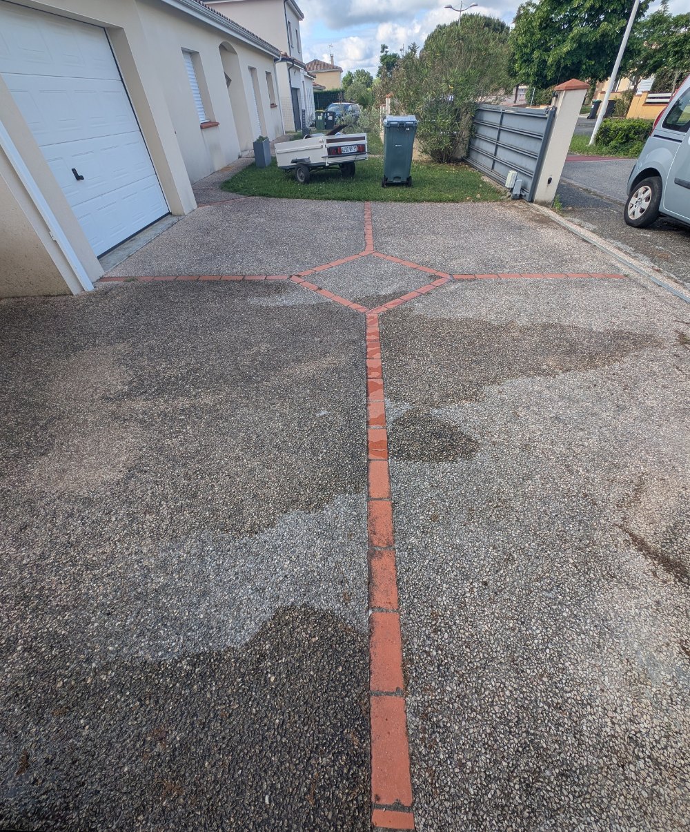 Terrasse en béton désactivé avant nettoyage