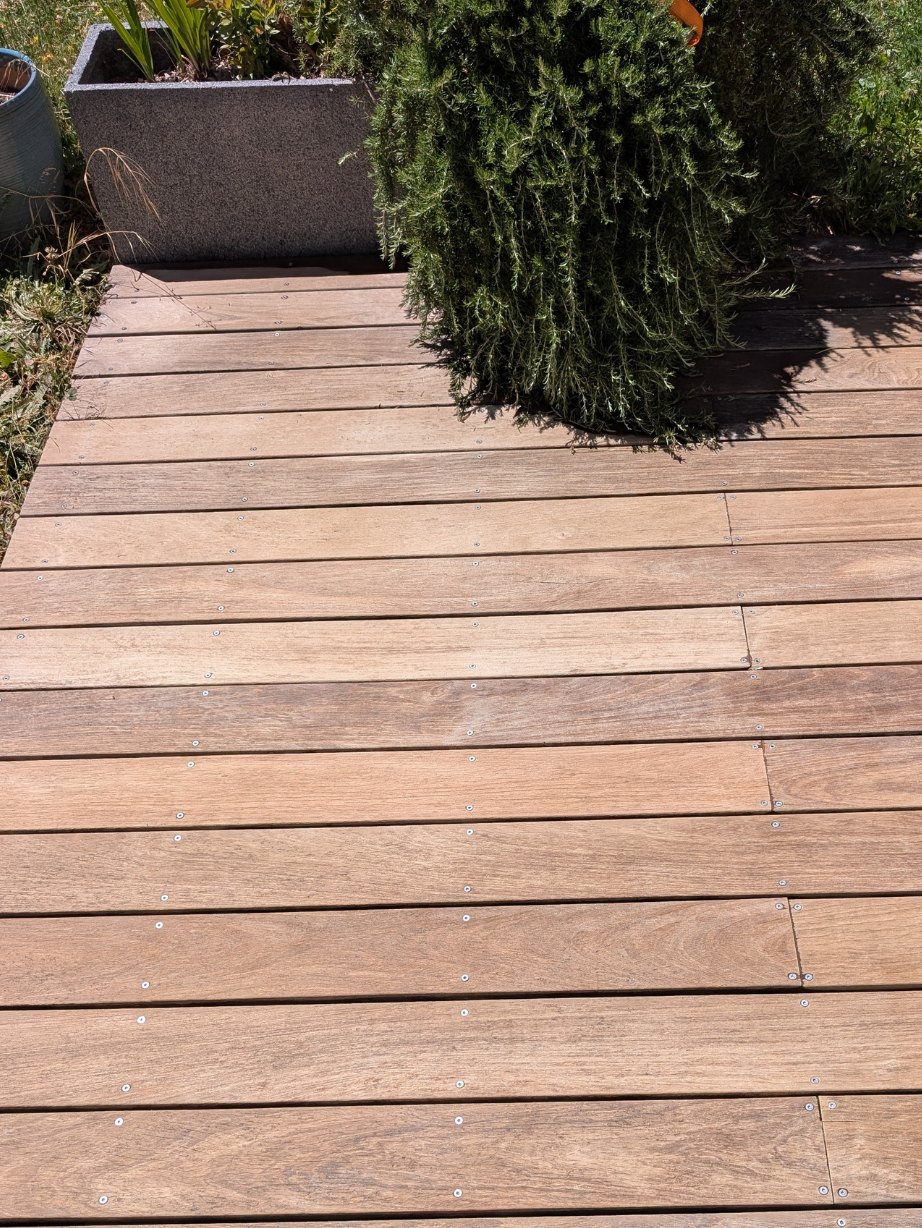 Terrasse en bois exotique 10 ans après nettoyage par La Belle Rosée — Montlaur