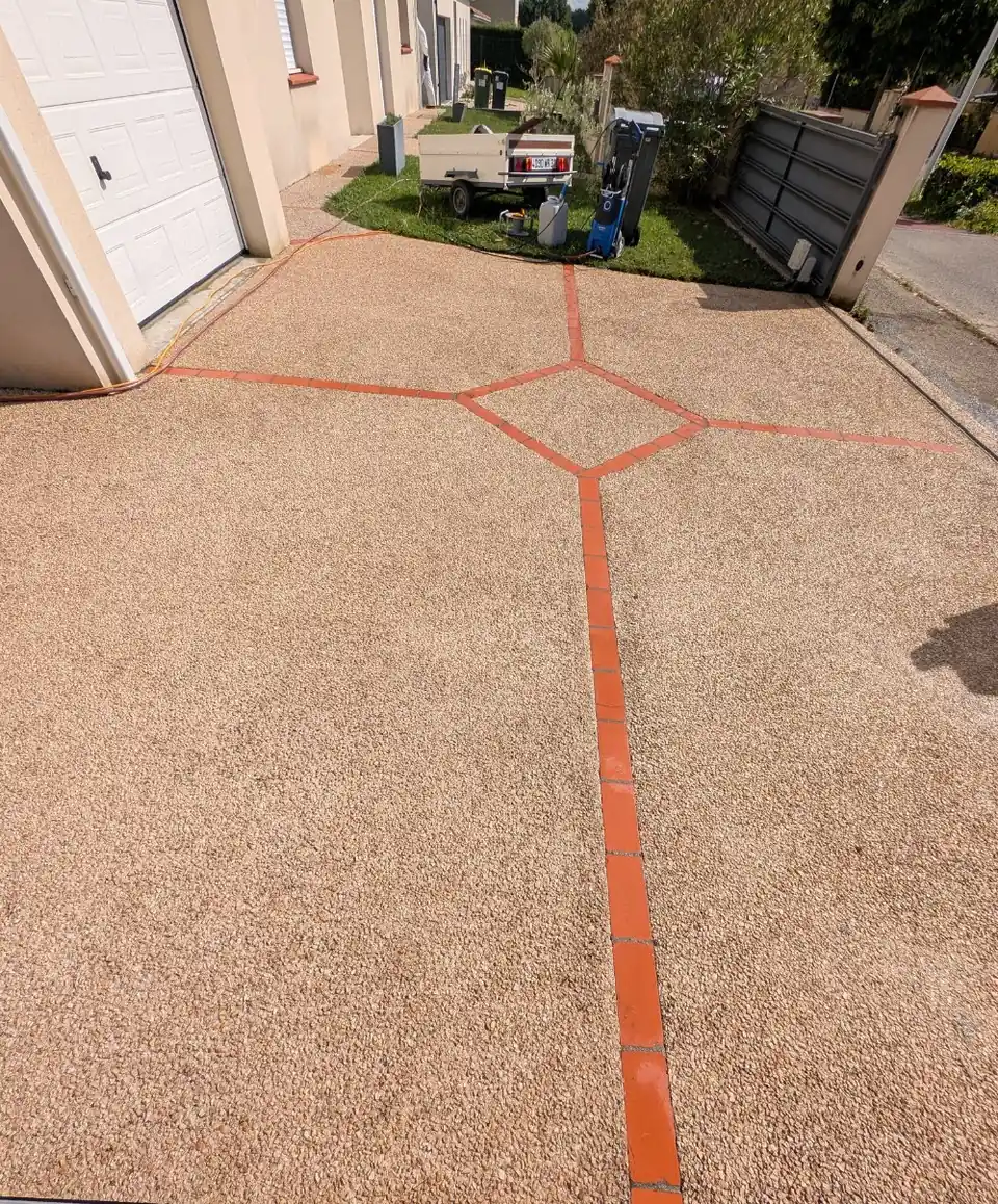 Allée béton désactivé après nettoyage par La Belle Rosée — Léguevin