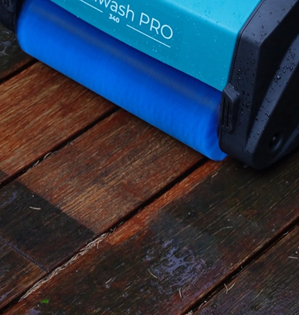 Brosse rotative de la Multiwash au contact du bois
