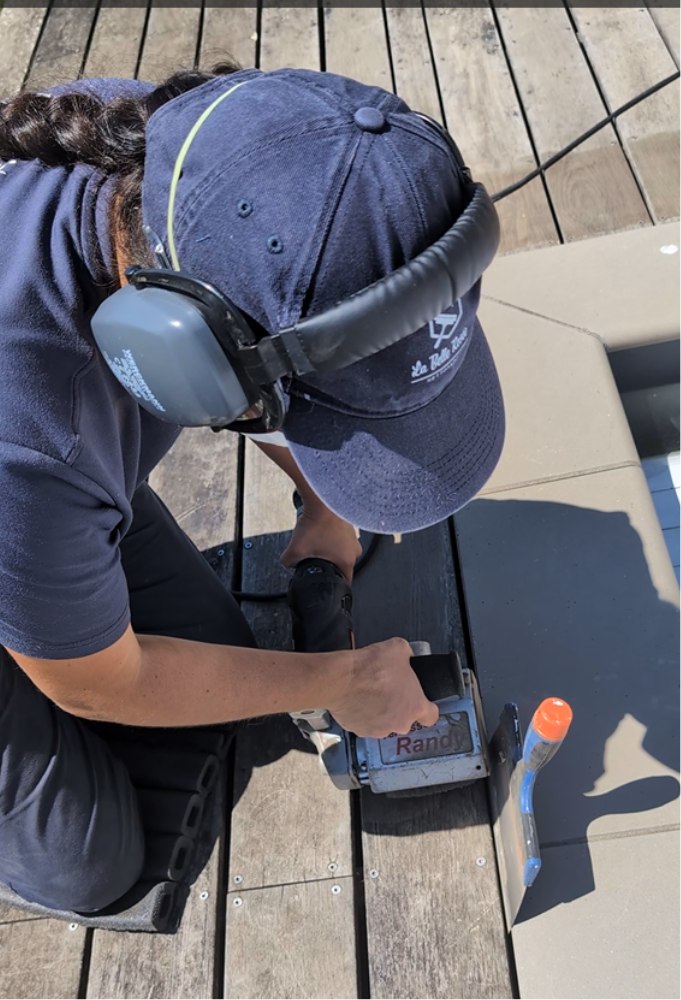 Dégrisage à sec d'une terrasse, machine posée au sol