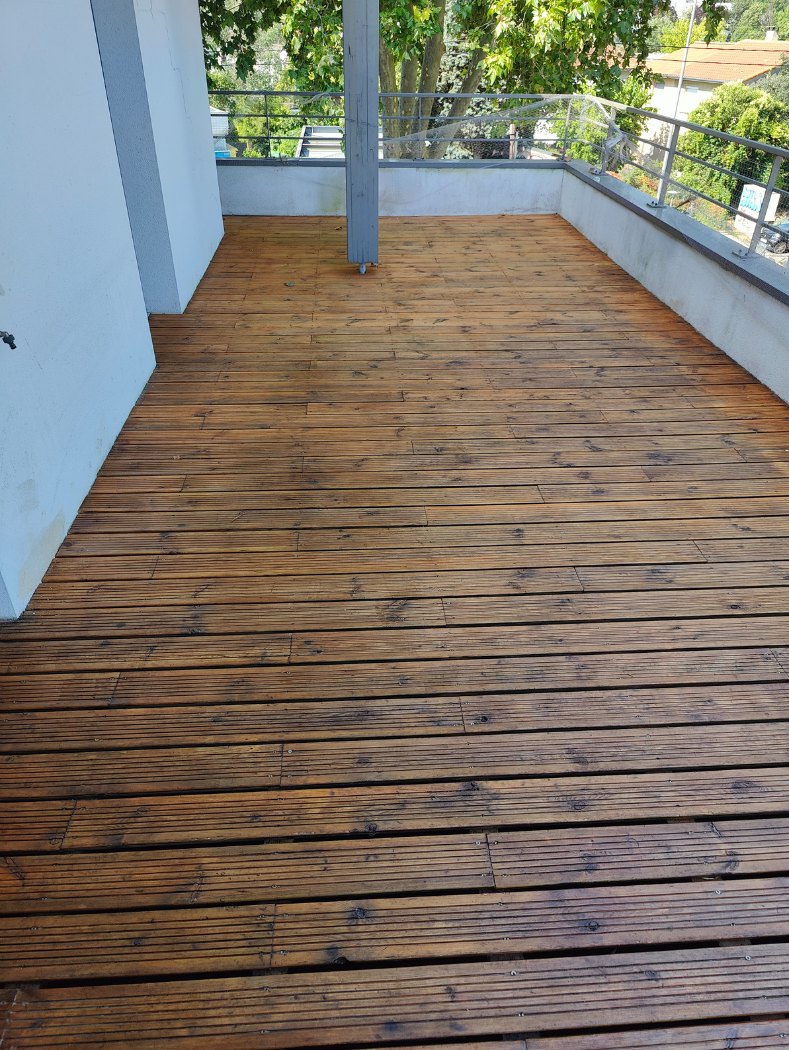 Terrasse en pin nettoyée puis saturée après nettoyage par La Belle Rosée — Toulouse