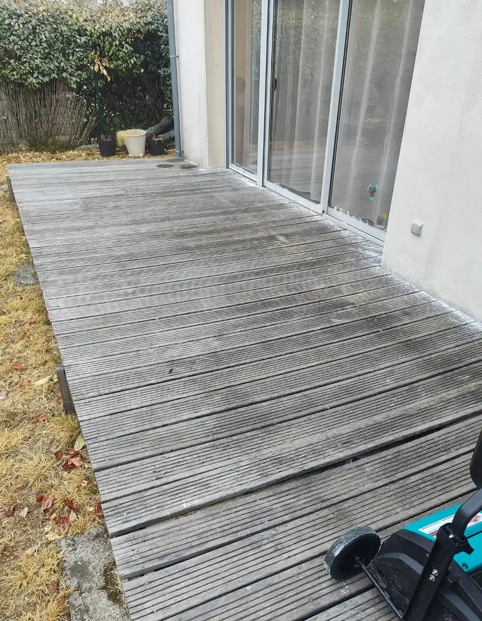 Terrasse en pin 6 ans nettoyée puis saturée avant nettoyage — Plaisance-du-Touch