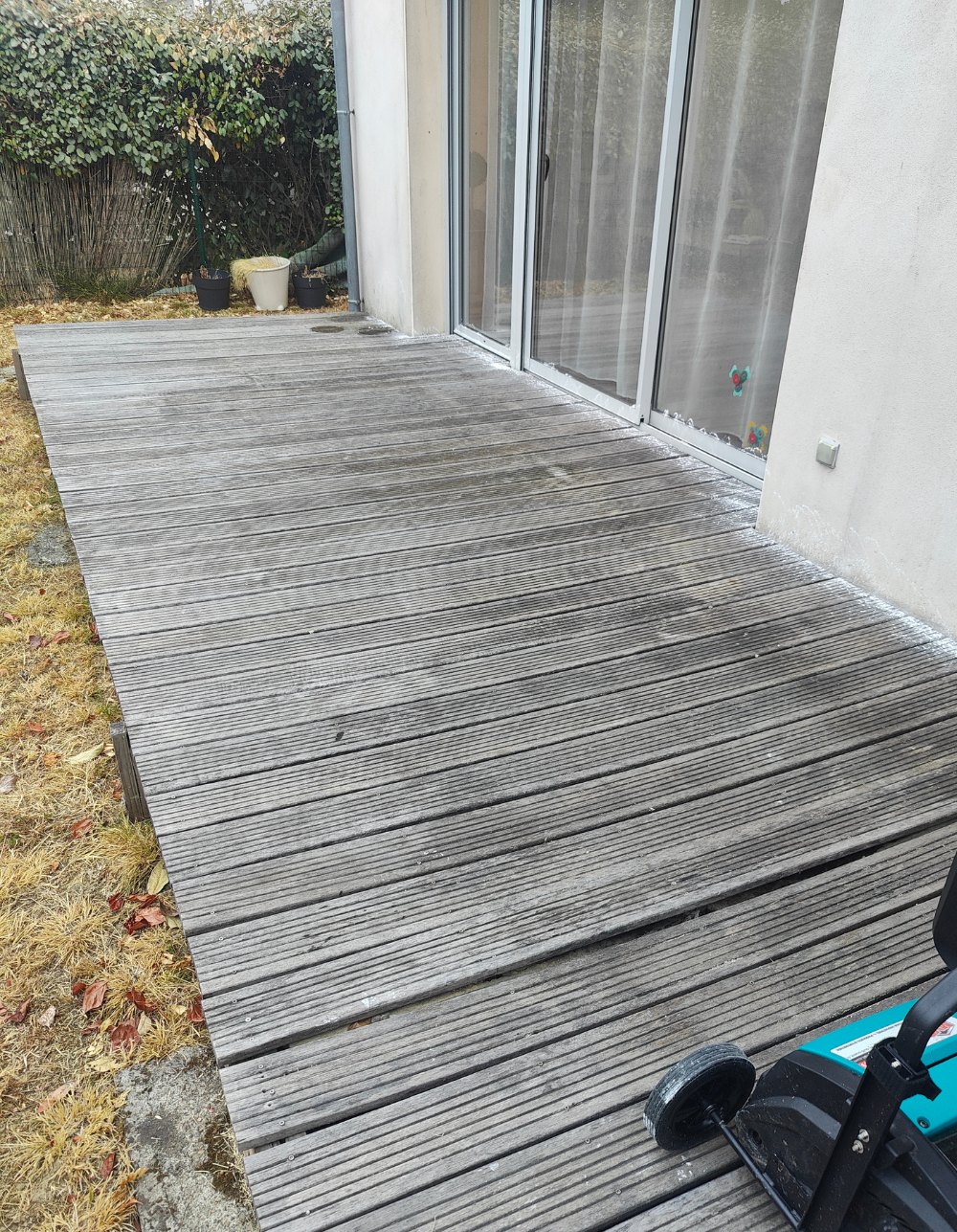 Terrasse en bois exotique devant baie vitrée avant nettoyage