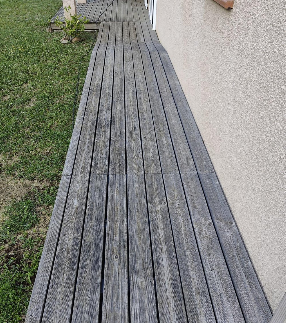 Terrasse en pin 10 ans jamais entretenue — nettoyage à sec puis saturateur avant nettoyage