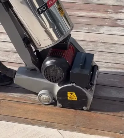 Gros plan de la machine de nettoyage à sec sur les lames de terrasse