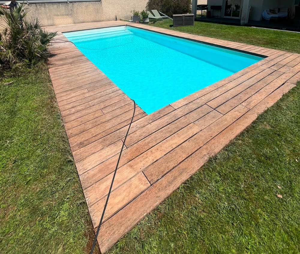 Terrasse en bois exotique 10 ans après nettoyage par La Belle Rosée — Seysses
