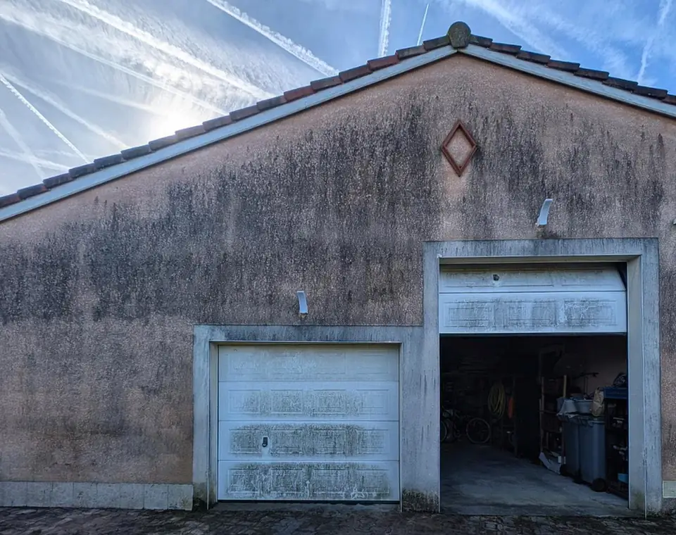 Pignon de garage · Façade en crépi avant nettoyage