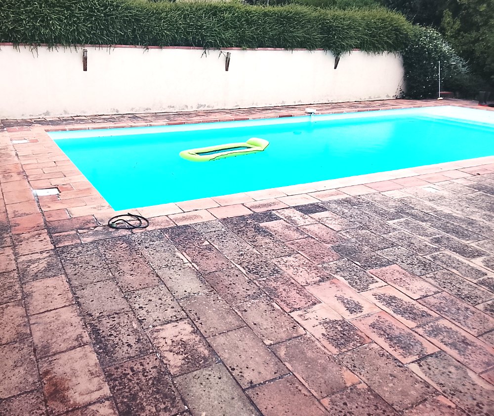 terrasse en terre cuite avant nettoyage