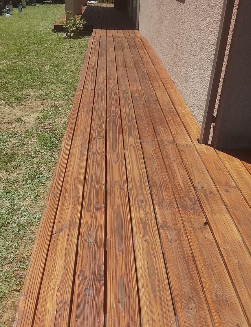 Terrasse en pin 10 ans jamais entretenue — nettoyage à sec puis saturateur après nettoyage par La Belle Rosée