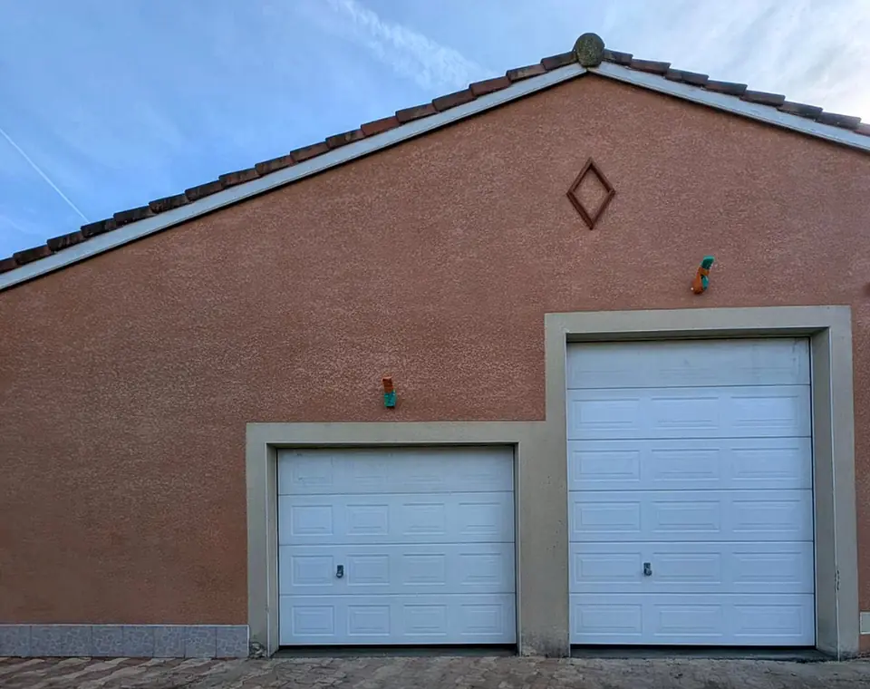 Pignon de garage · Façade en crépi après nettoyage par La Belle Rosée